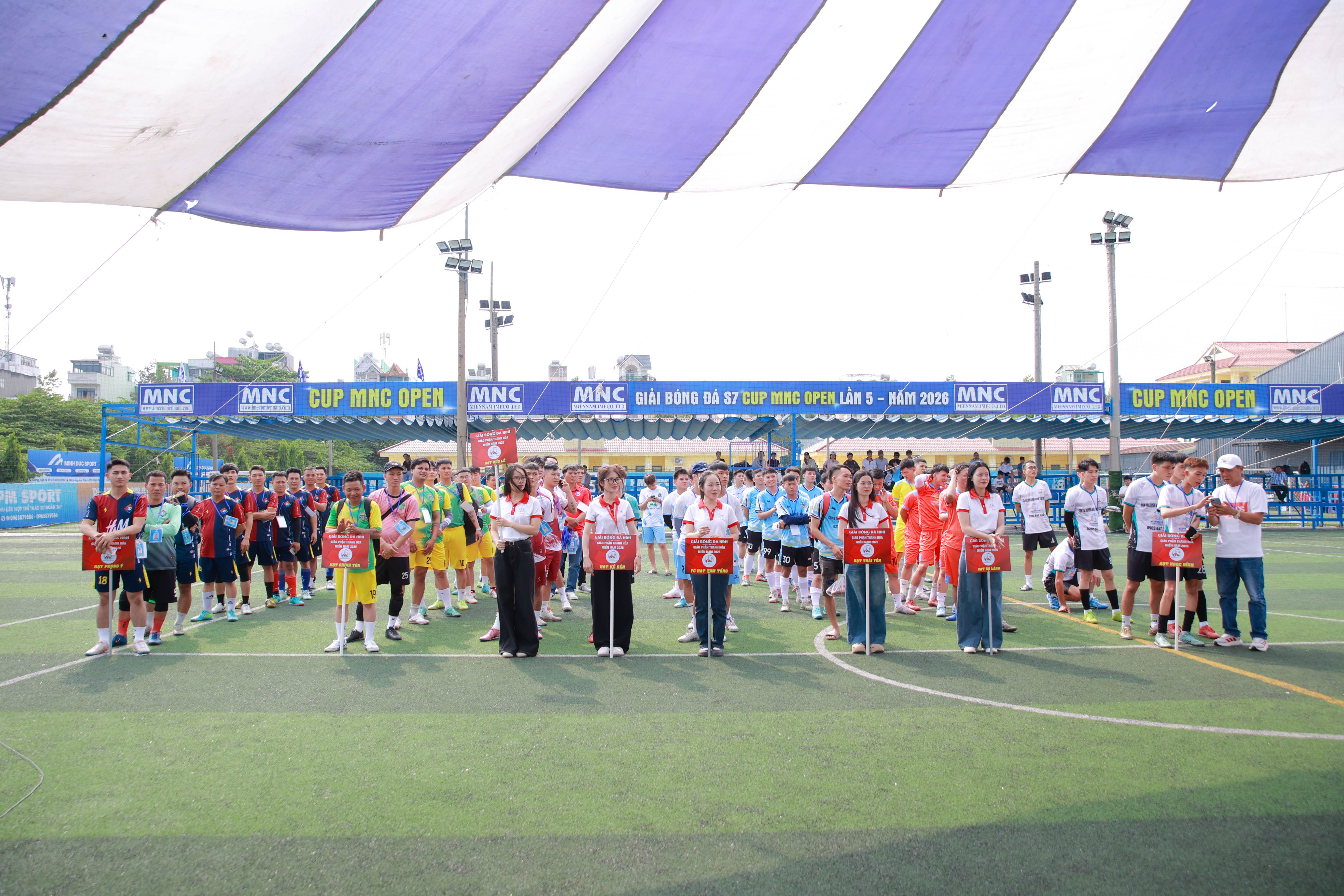 Các đội bóng và cổ động viên tập trung đông đủ trên sân PM Sport