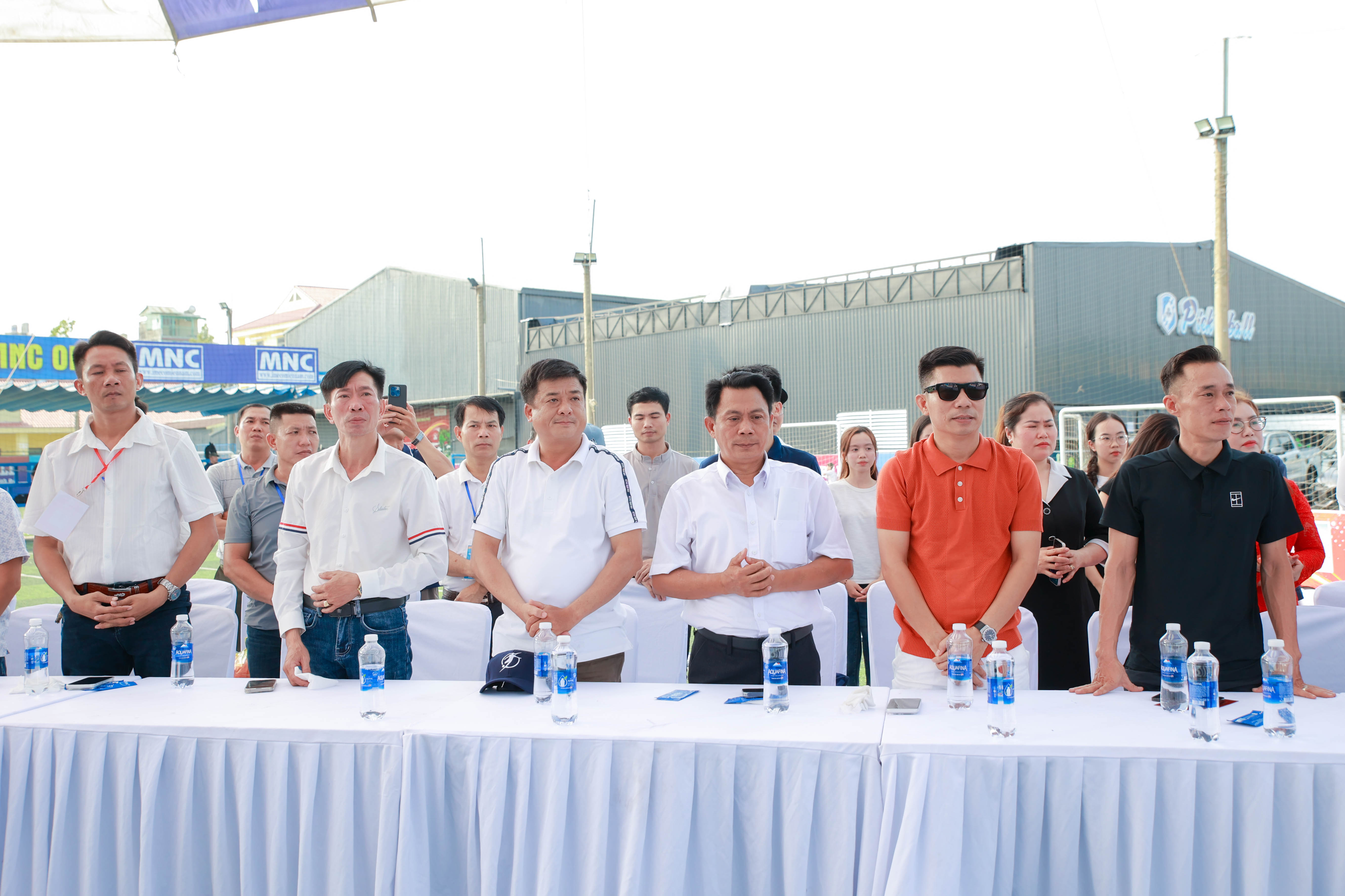 Các đại biểu và khách mời theo dõi lễ khai mạc
