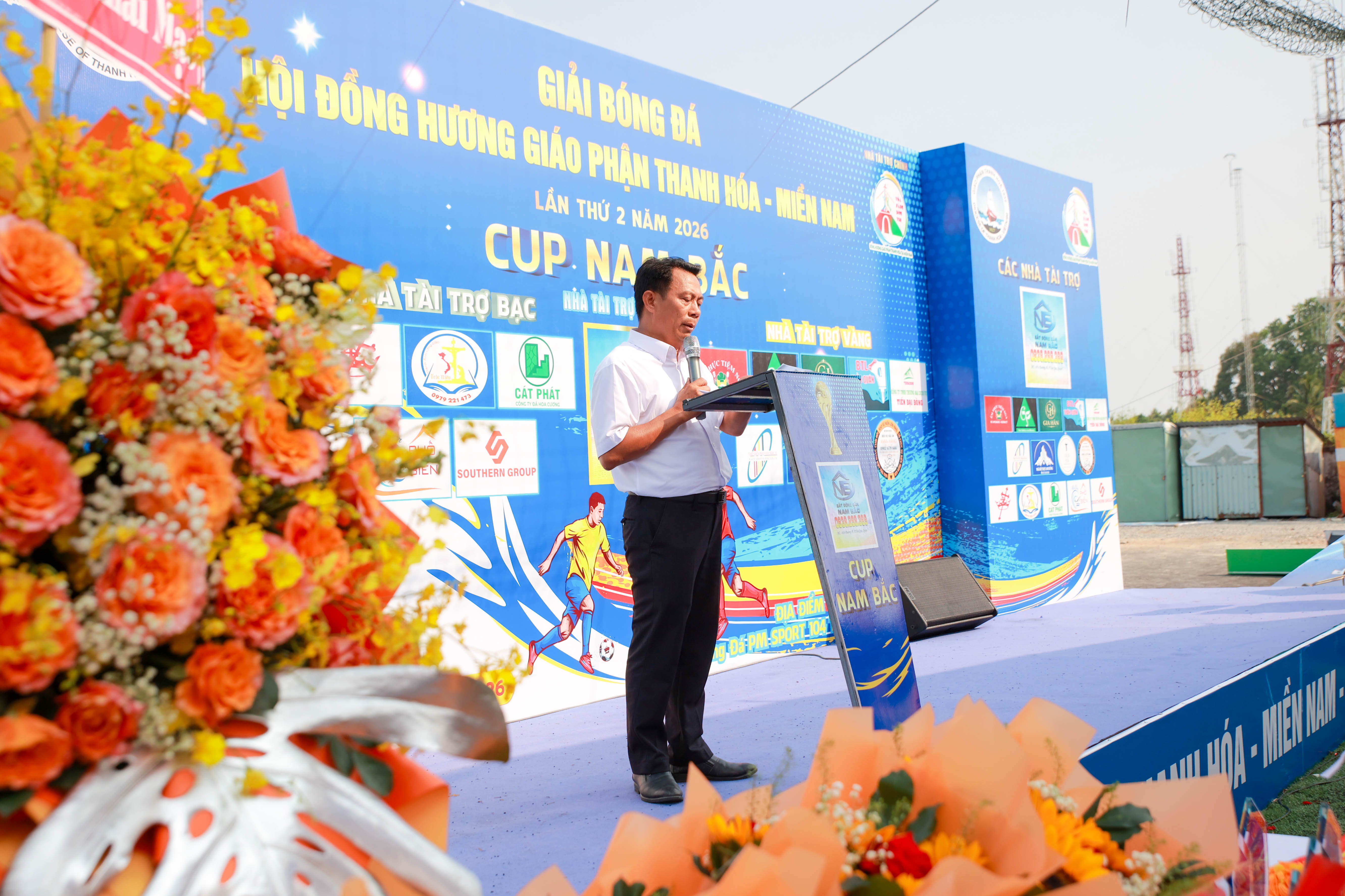 Đại diện Ban Tổ Chức phát biểu trước backdrop Cúp Nam Bắc 2026
