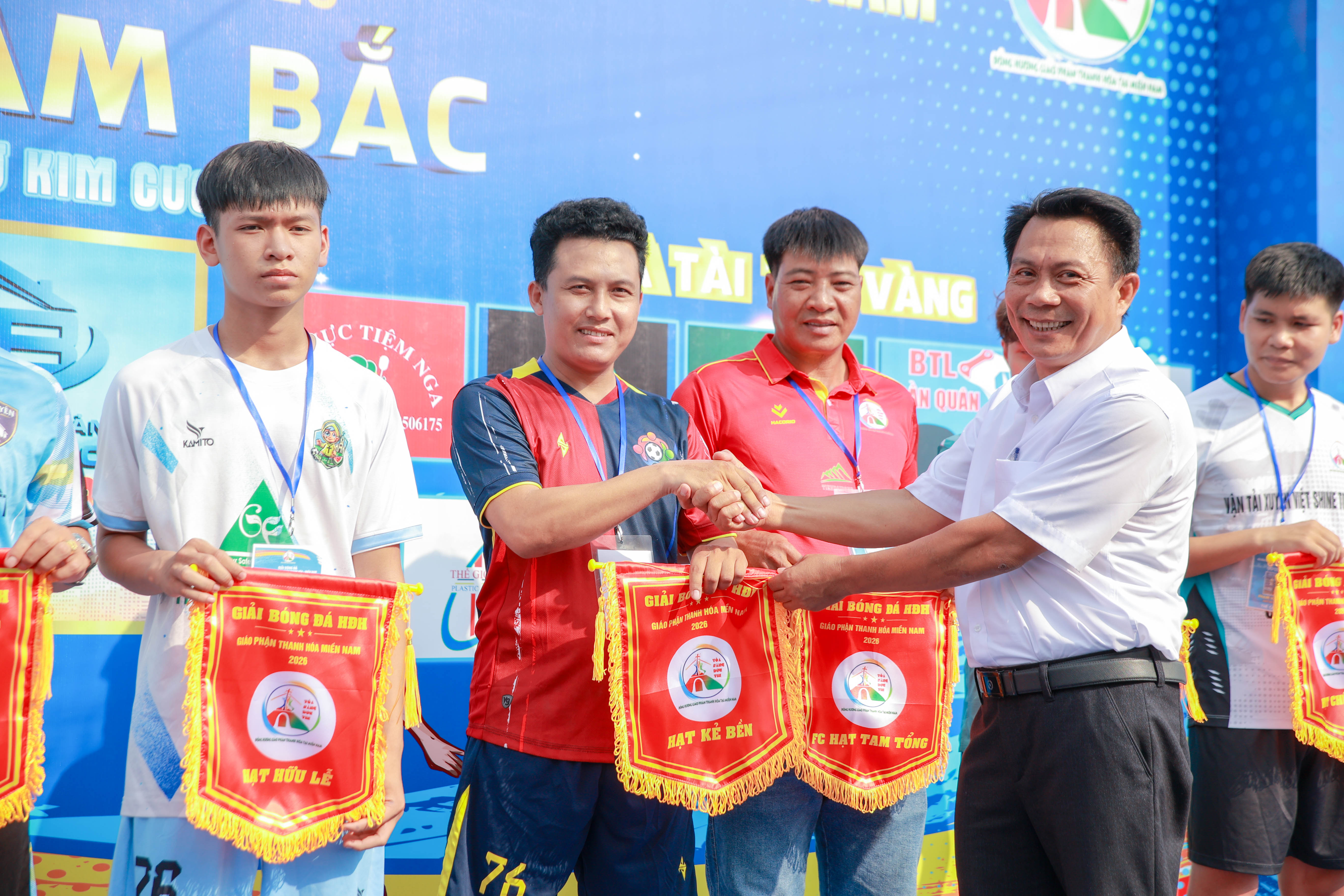 Trao cờ lưu niệm cho đại diện các đội bóng
