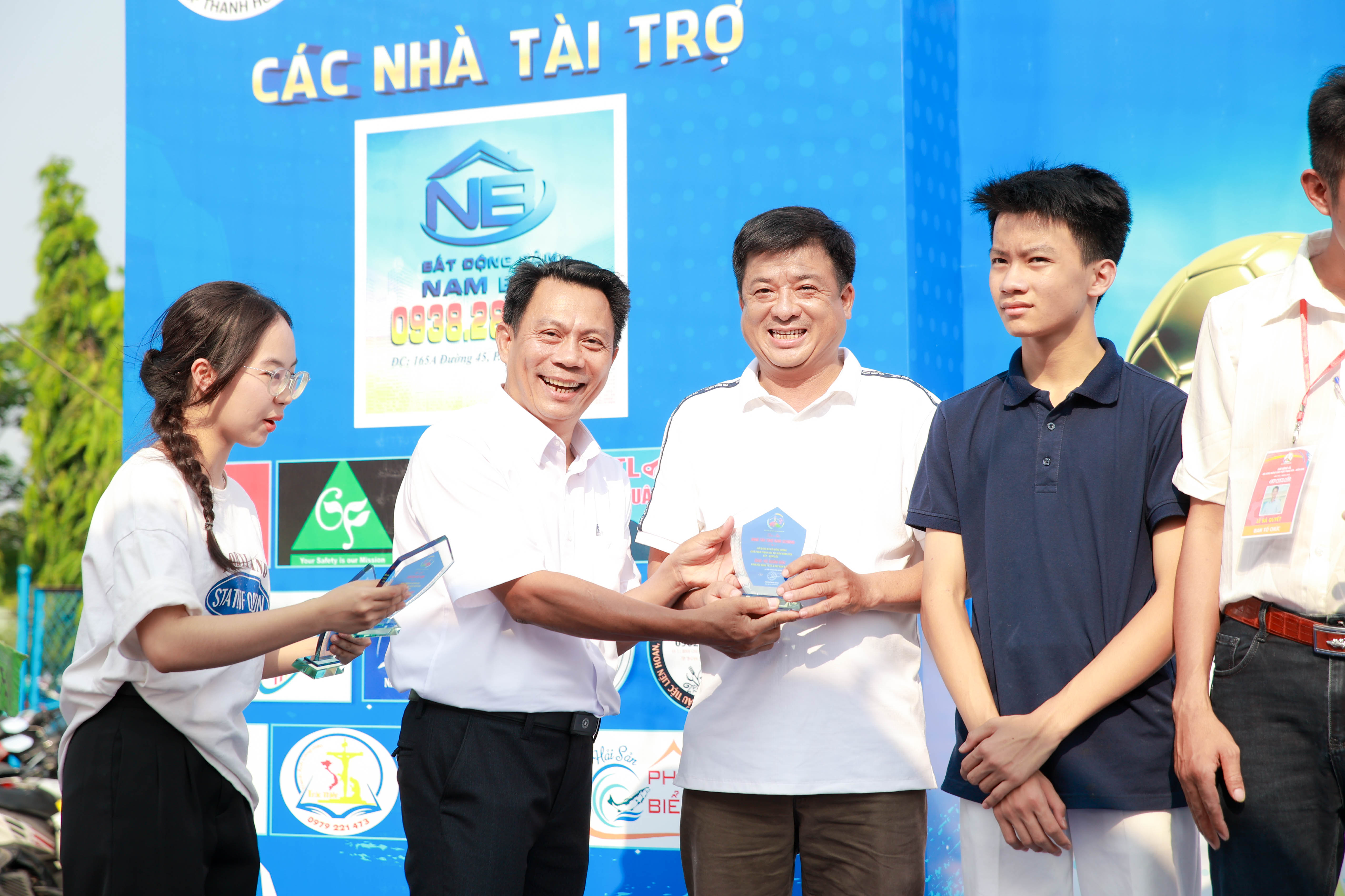 Trao kỷ niệm chương tri ân nhà tài trợ