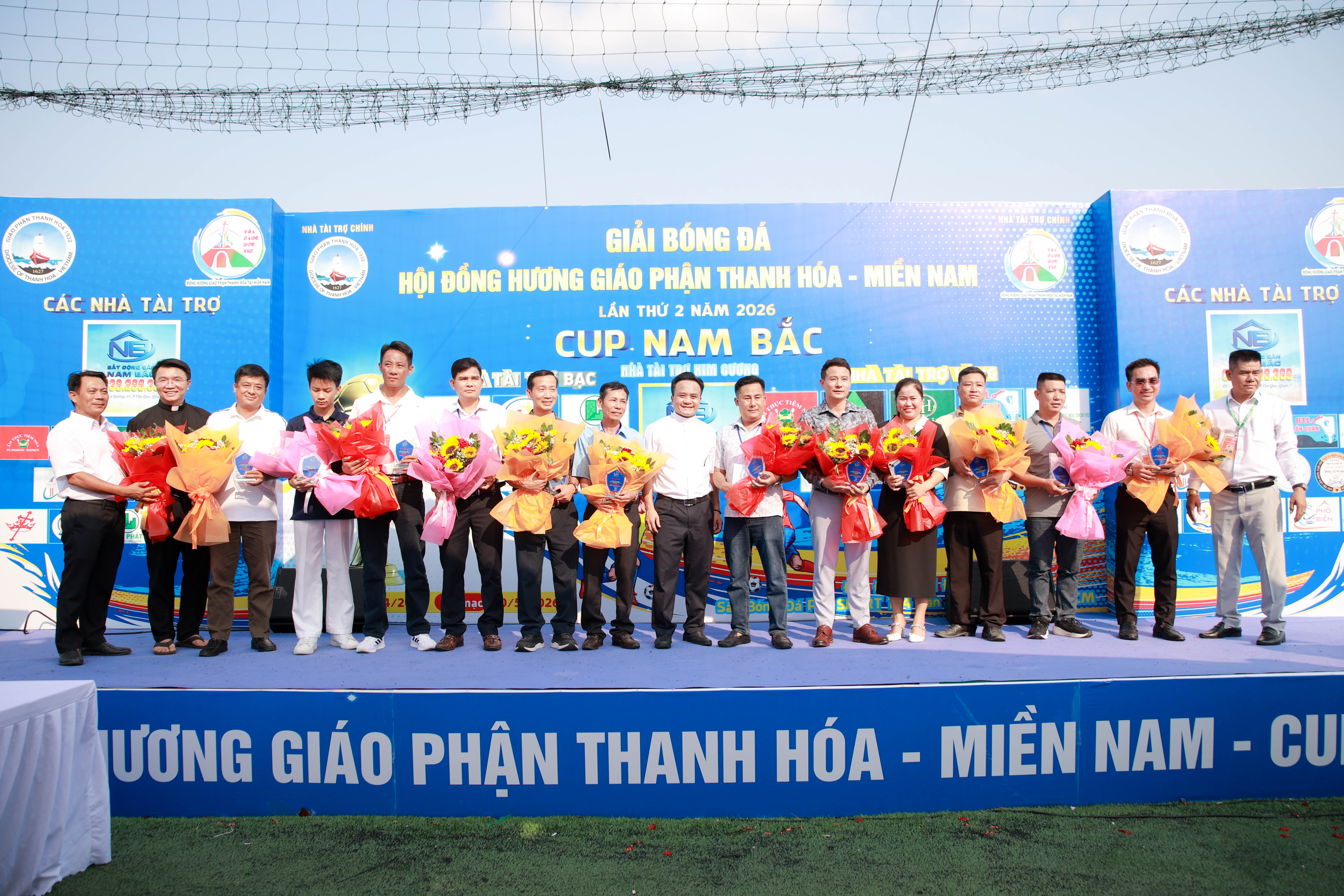 Vinh danh các nhà tài trợ trên sân khấu — trao hoa tri ân