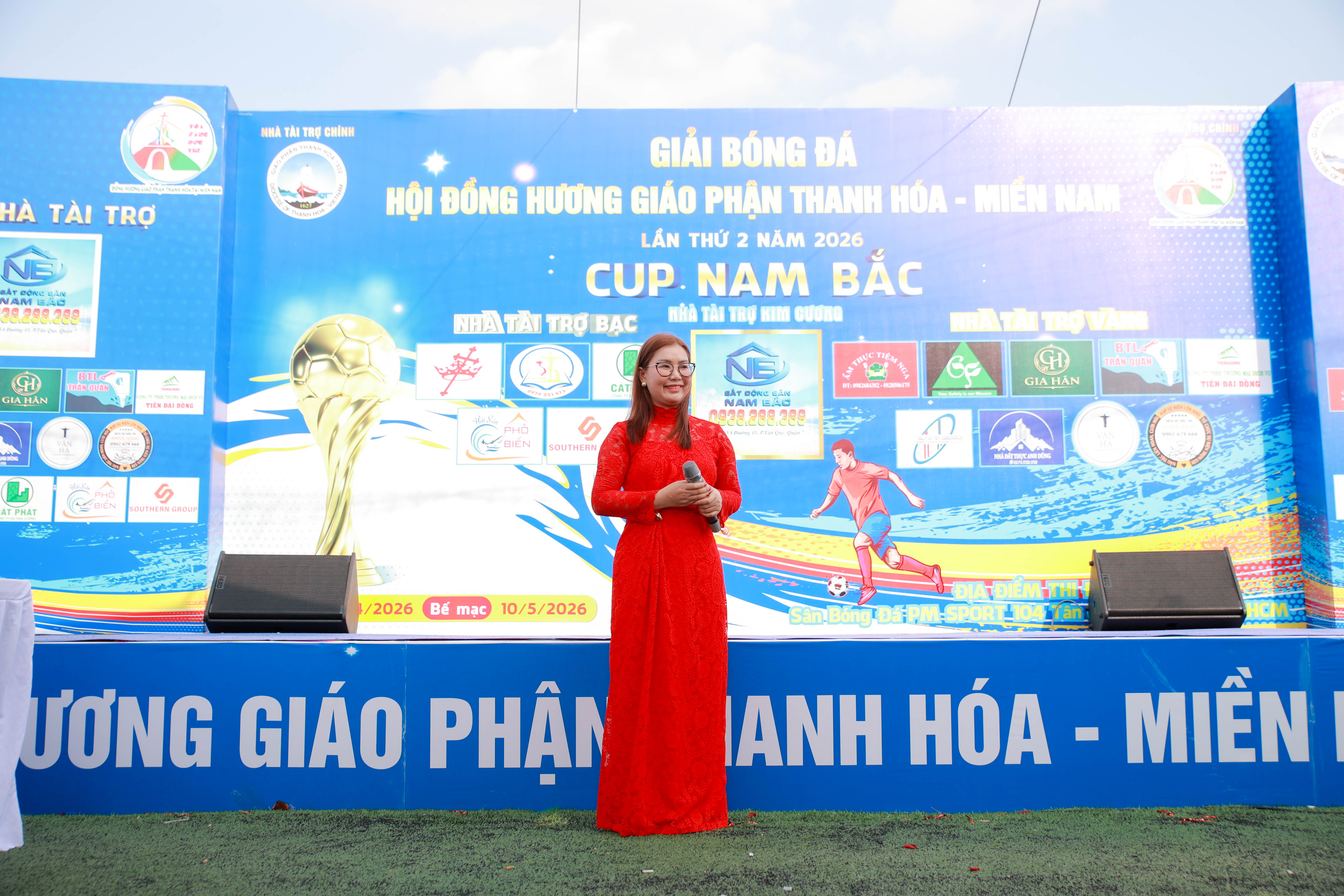 Ca sĩ biểu diễn tiết mục văn nghệ trong lễ khai mạc