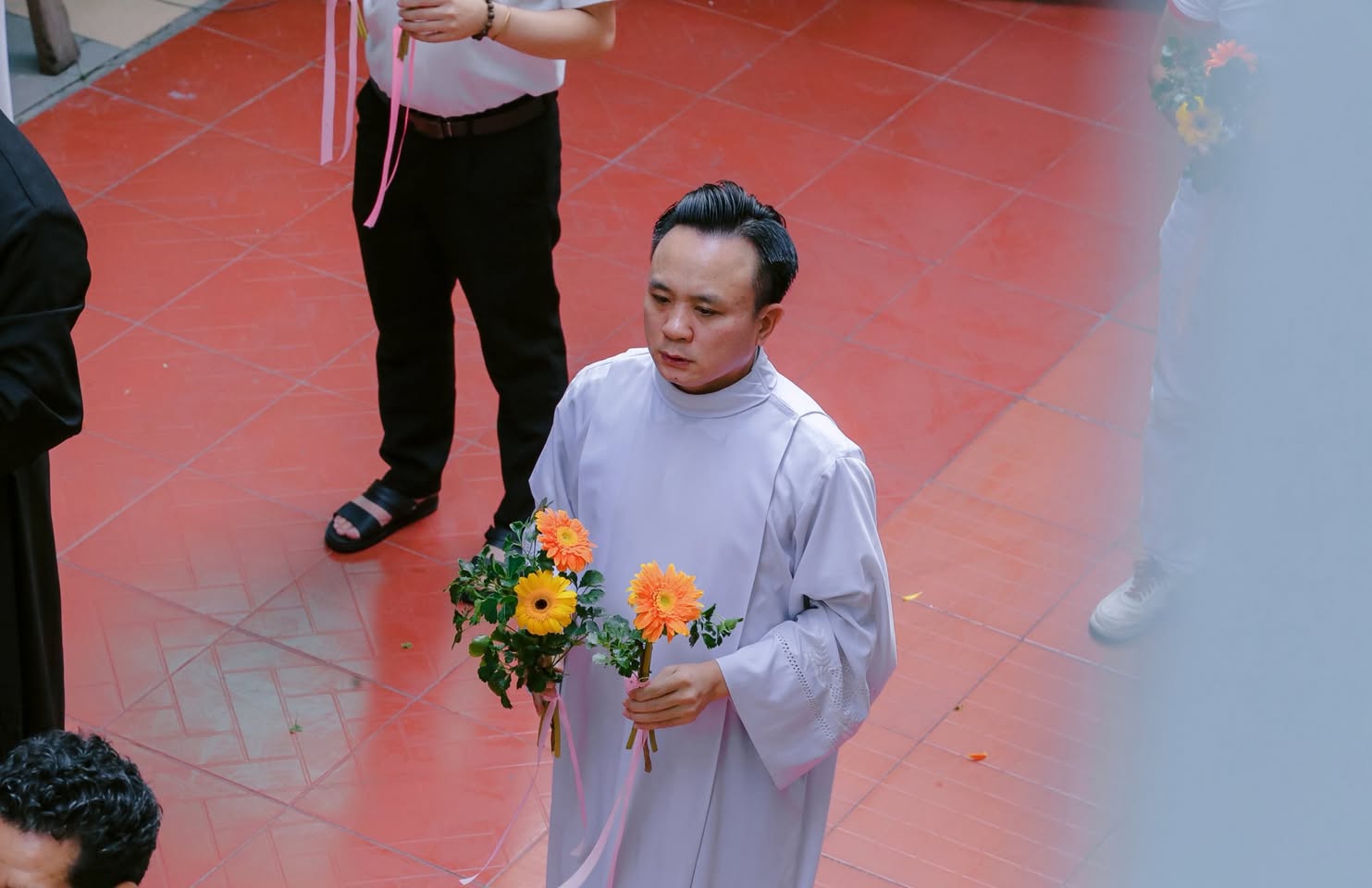 LẠY MẸ MARIA, XIN CHO CHÚNG CON BIẾT YÊU MẾN MẸ BẰNG VIỆC SIÊNG NĂNG LẦN CHUỖI MÂN CÔI.