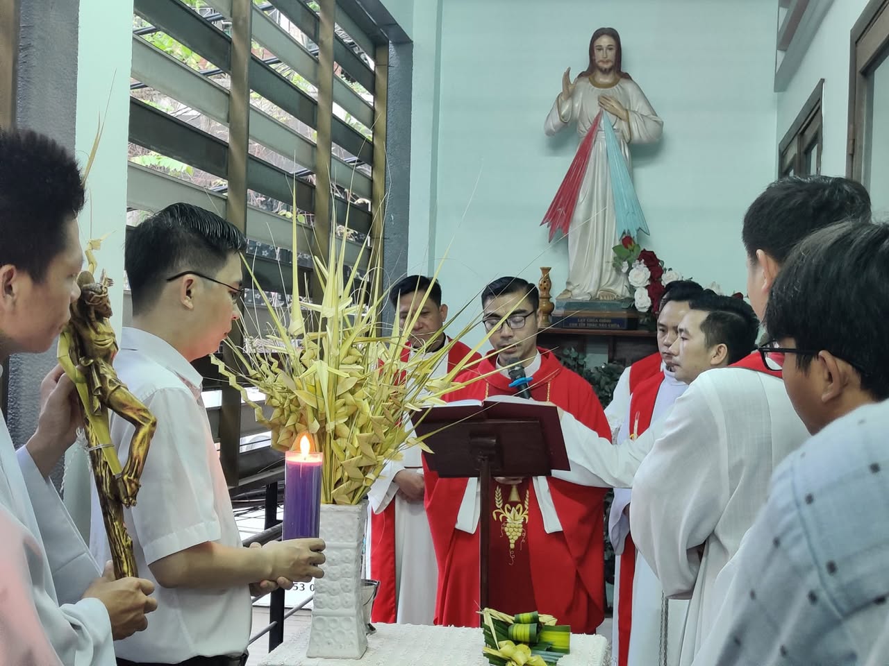 Xin kính chúc quý Đức cha, quý cha, quý tu sĩ, quý ông bà và anh chị em Tuần Thánh sốt sắng và đón nhận được nhiều ơn Chúa Phục Sinh.